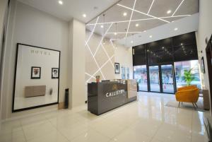 eine Lobby eines Hotels mit einer Rezeption in der Unterkunft Hotel Callisto in Pristina