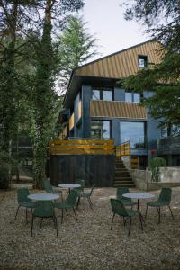 un groupe de tables et de chaises devant un bâtiment dans l'établissement BOX ART ALPINO, à Navacerrada