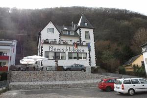 een groot wit gebouw met een bord erop bij Hotel Bergschlösschen in Boppard