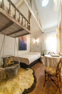 ein Schlafzimmer mit einem Schaukelstuhl und einem Schaukelstuhl in der Unterkunft Silsopa Hostel in Nong Khai
