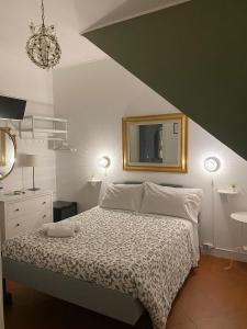 Schlafzimmer mit einem Bett und einem Wandspiegel in der Unterkunft Al Ponte Del Papa B&B in Rom