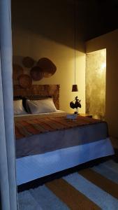 Un dormitorio con una cama grande y un colchón azul en A casa di Maria en Ubatuba