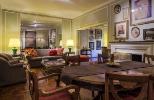 uma sala de estar com uma mesa e uma lareira em Bed And Breakfast Plaza Italia em Mendoza