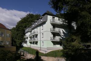 un edificio blanco con balcones en un lateral en Parkhotel Forest, en Mariánské Lázně