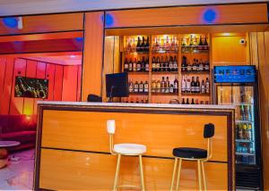 un bar con dos taburetes en un restaurante en Kawruky Hotel Benin en Benin City