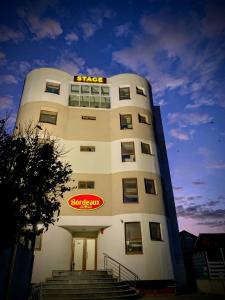 een gebouw met een bord aan de zijkant bij Hotel Bordeaux in Galaţi