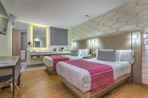 a hotel room with two beds and a kitchen at Kali Ciudadela Mexico City in Mexico City