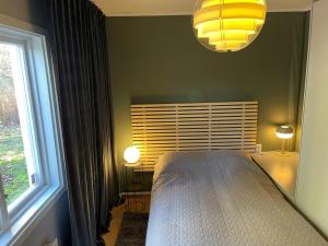 Tempat tidur dalam kamar di Small house Uppsala