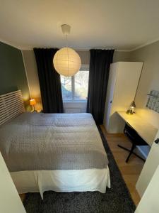 Tempat tidur dalam kamar di Small house Uppsala