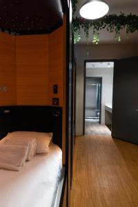 um quarto com uma cama e um quarto com um corredor em Nap York Central Park Sleep Station em Nova Iorque