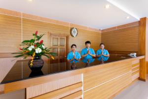 un groupe de personnes assises dans une pièce avec miroir dans l'établissement Rawai Princess Hotel, à Rawai Beach