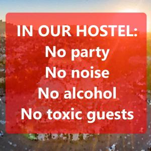 Ein rotes Schild, das in unserem Krankenhaus steht. keine Party Kein Lärm keine alkoholtoxischen Stoffe in der Unterkunft "No party & Many rules" Hostel N1 in Sofia