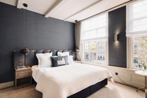 ein Schlafzimmer mit einem großen Bett und einem Fenster in der Unterkunft Hotel 717 in Amsterdam