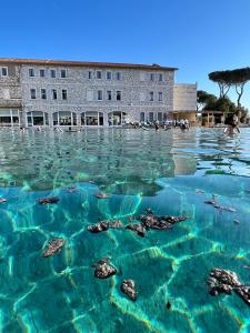 Kolam renang di atau di dekat Casale Terre Rosse