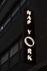 um sinal para um hotel na lateral de um edifício em Nap York Central Park Sleep Station em Nova Iorque