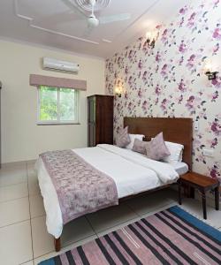 a bedroom with a bed with a floral wallpaper at Madhav's Mallet in Jaipur