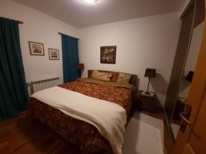 Schlafzimmer mit einem großen Bett und grünen Vorhängen in der Unterkunft Villa Diana Apartments in Skopje