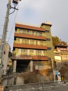 un edificio al lado de una calle en Hotel Eco Dogo en Matsuyama