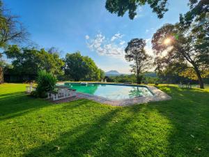 ein Bild eines Schwimmbads im Hof in der Unterkunft The Venue Country Hotel & Spa in Hartbeespoort