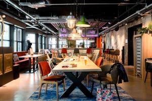 Moxy The Hague tesisinde bir oturma alanı