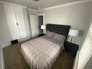 1 dormitorio con 1 cama y 2 lámparas. en 3bed 2bath nestled in cozy Grandview neighborhood, en Dubuque
