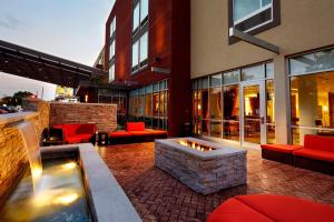 een patio met een vuurplaats en een gebouw bij SpringHill Suites by Marriott Columbus OSU in Columbus