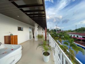 łazienka z wanną i roślinami na balkonie w obiekcie Bella Napoli Resort & Resto w Panglao City