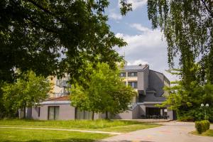 een appartementencomplex met bomen ervoor bij Hotel Prebold in Prebold