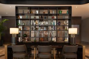 une salle à manger avec un grand mur de vases dans l'établissement Izmir Marriott Hotel, à Izmir