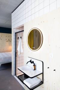 bagno con lavandino e specchio di hotel Moloko -just a room- sleep&shower-digital key by SMS a Enschede