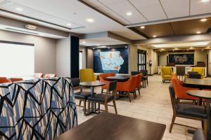 พื้นที่นั่งเล่นของ Holiday Inn Express and Suites Urbandale Des Moines, an IHG Hotel