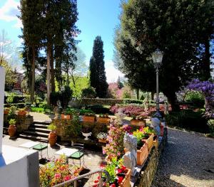 einen Garten mit vielen verschiedenen Arten von Blumen in der Unterkunft Villa Nardi - Residenza D'Epoca in Florenz