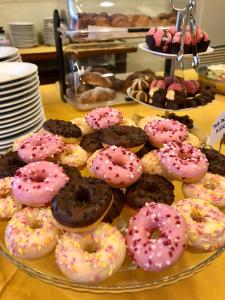 un plato de donuts con chispas en una mesa en Hotel Vega Perugia en Perugia