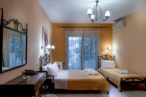 ネア・ペラモスにあるKipos Resortのベッドルーム1室(ベッド2台、デスク、窓付)