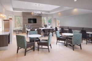 un restaurante con mesas y sillas y un comedor en Residence Inn by Marriott San Antonio Airport/Alamo Heights en San Antonio