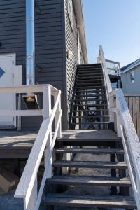 een trap naar een gebouw bij Hotel Nuka in Ilulissat