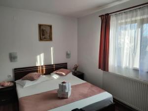 克利默內甚蒂的住宿－Casa Fabrizio，一间卧室设有一张床和一个窗口