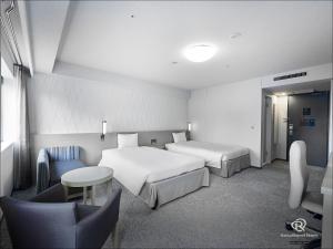 Postel nebo postele na pokoji v ubytování Daiwa Roynet Hotel Yokohama Kannai