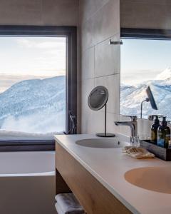 uma casa de banho com um lavatório e uma grande janela em Skarsnuten Mountain Resort & SPA em Hemsedal