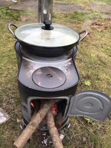 un pot est assis au-dessus d'un grill dans l'établissement 旭日山荘, 