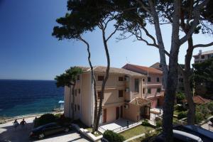 un edificio con vistas al océano en Apartments Punta, en Veli Lošinj