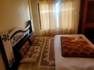 - une chambre avec un lit et une fenêtre dans l'établissement Conifers Homestay, à Shimla