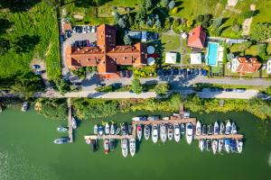 uma vista aérea de uma marina com barcos na água em Amax Boutique Hotel em Mikolajki