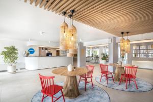 une salle à manger avec des chaises rouges et une table en bois dans l'établissement Club Dubrovnik Sunny Hotel, à Dubrovnik