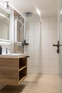 een badkamer met een wastafel en een douche bij Lieb&Wert in Raesfeld