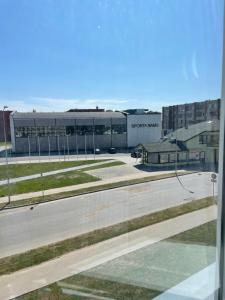 una ventana con vistas a un edificio en TK apartamenti en Rēzekne