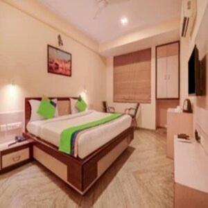 - une chambre avec un grand lit dans l'établissement Hotel The Prime, à Jaipur