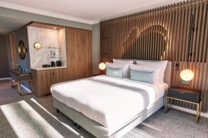 Giường trong phòng chung tại Steigenberger Hotel Hamburg