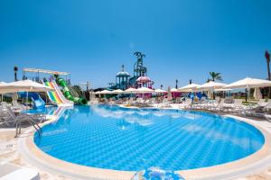 Poolen vid eller i närheten av Benata Beach Hotel Ultra All Inclusive