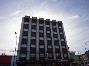 un edificio alto con finestre sopra di Hotel Nahuel a Rosario